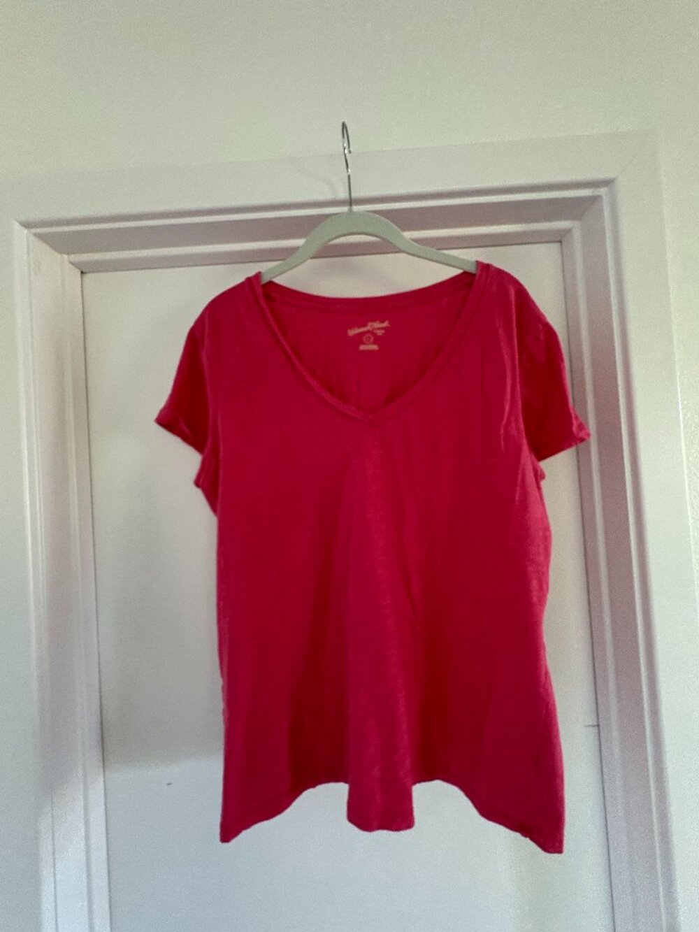 Universal Thread Vibrant Hot Pink Short Sleeve V-Neck Cotton T-Shirt, Large